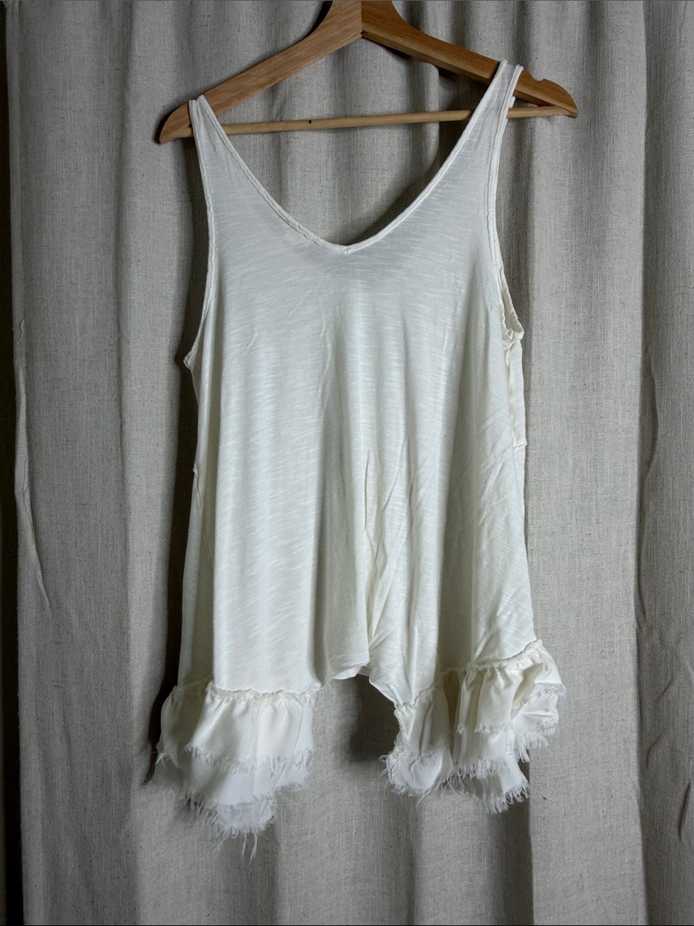 Lightweight White V‑Neck Ruffle Hem Tank Top - Picture 4 of 4